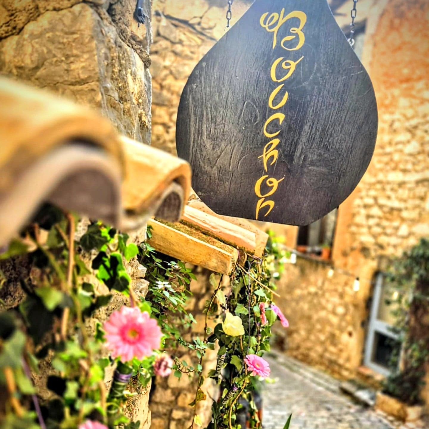 L'enseigne du Bouchon, suspendue au-dessus de la ruelle