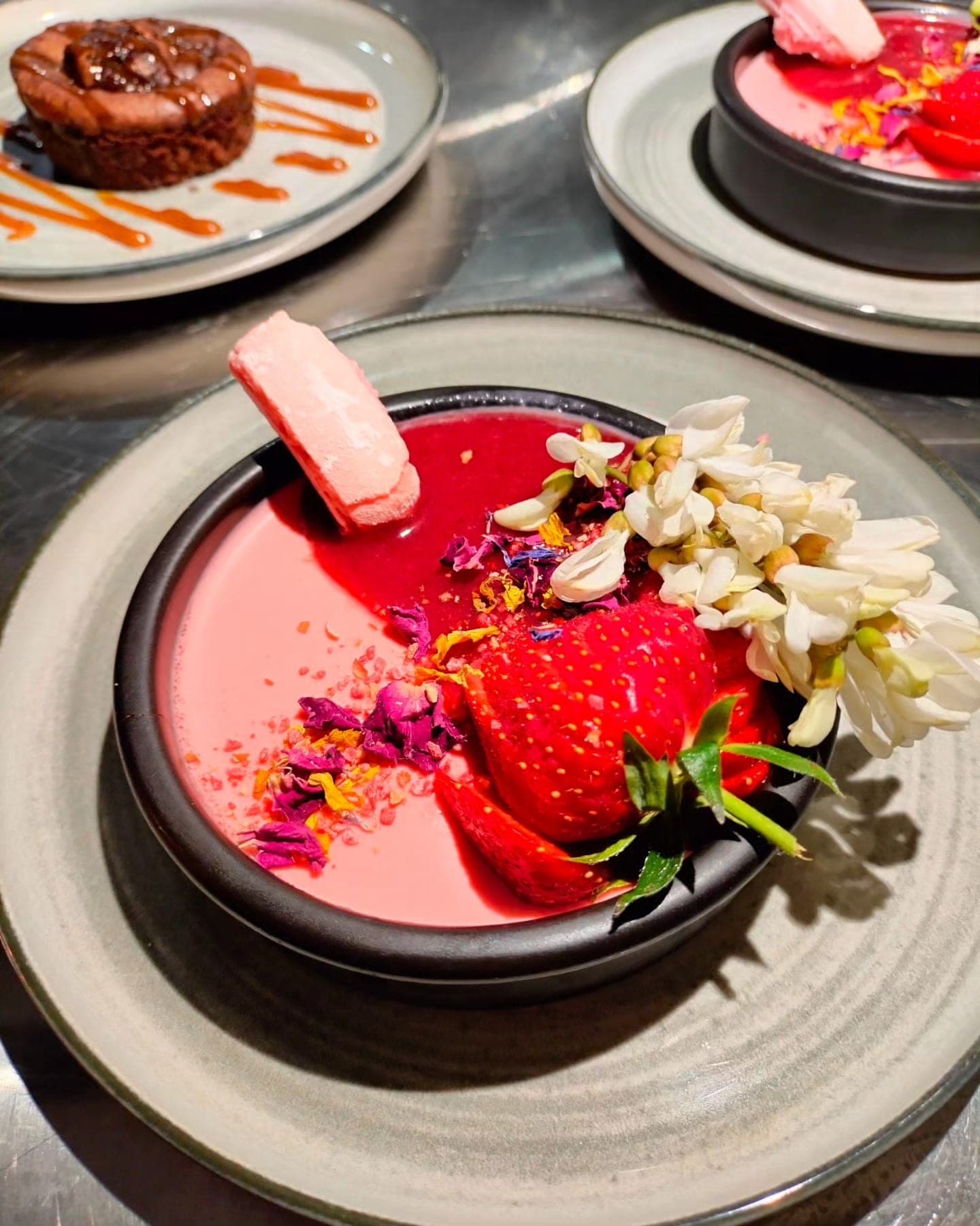 Dessert aux fraises, fleurs d'acacia et pétales de rose