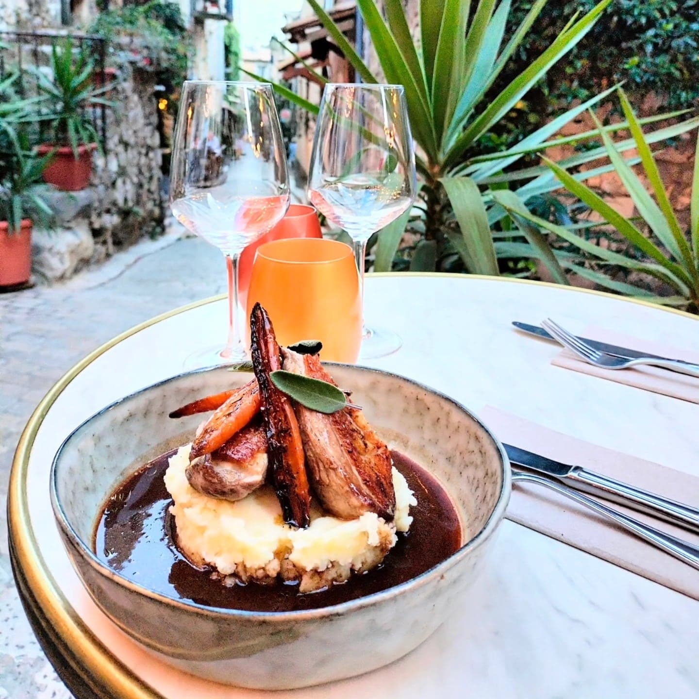 Une assiette servie en terrasse, dans la Grand'Rue de Tourrettes-sur-Loup